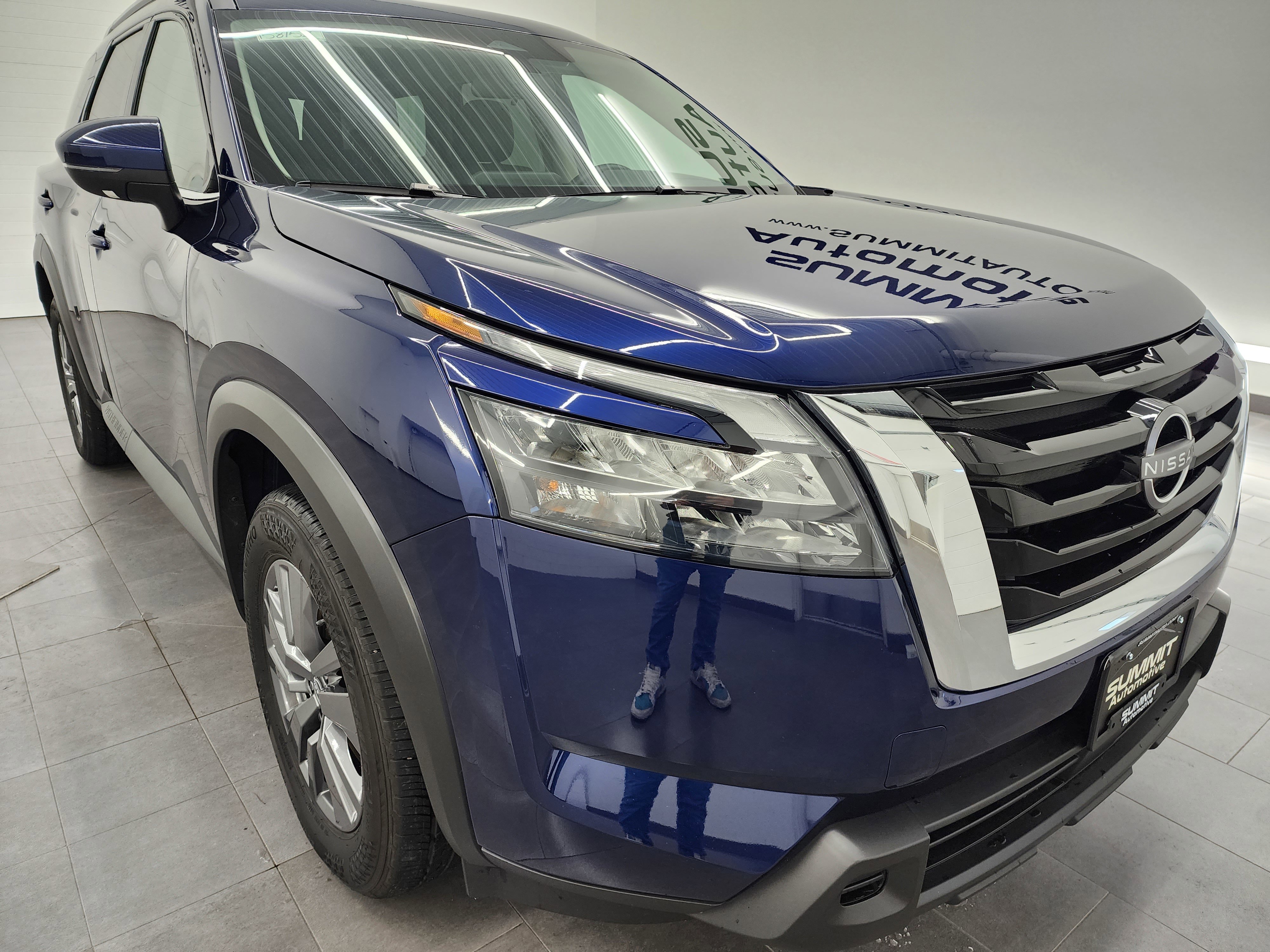 Used 2025 Nissan Pathfinder SV image 2