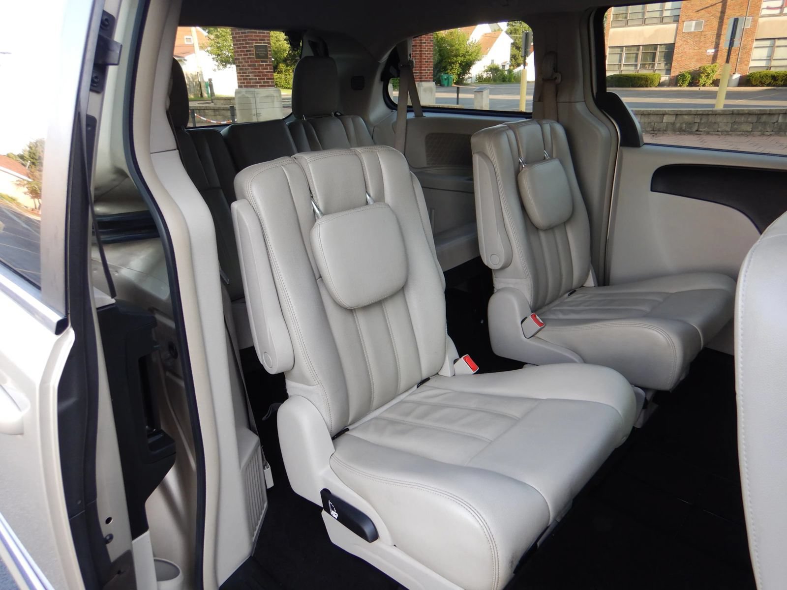 Used 2013 Chrysler Town & Country Touring FWD image 22