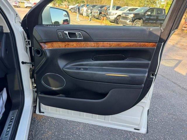 Used 2013 Lincoln MKT FWD image 10
