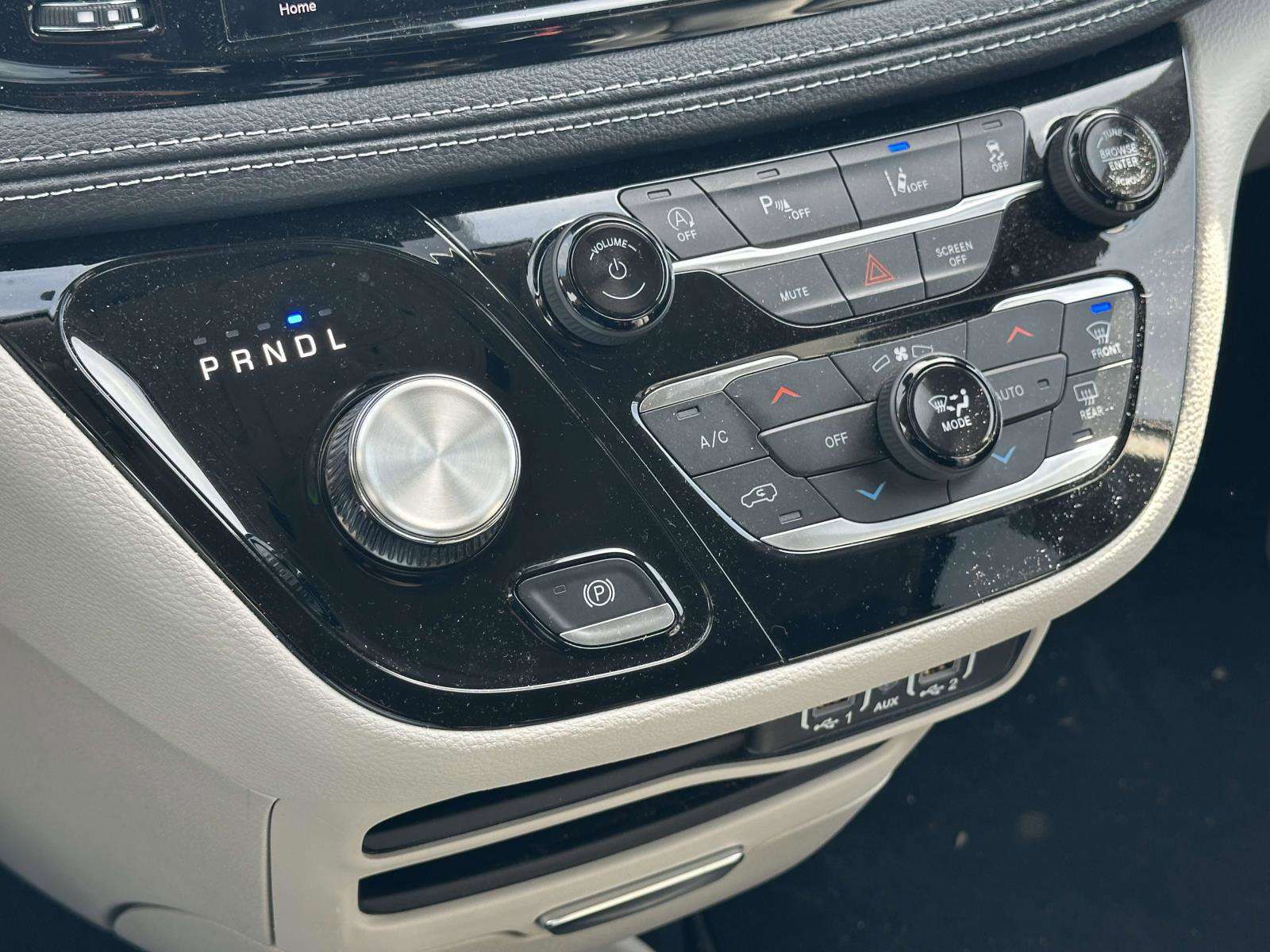 Used 2023 Chrysler Pacifica Touring-L image 27