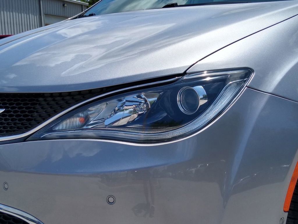 Used 2019 Chrysler Pacifica Touring-L Plus w/ Advanced Safetytec Group FWD image 7