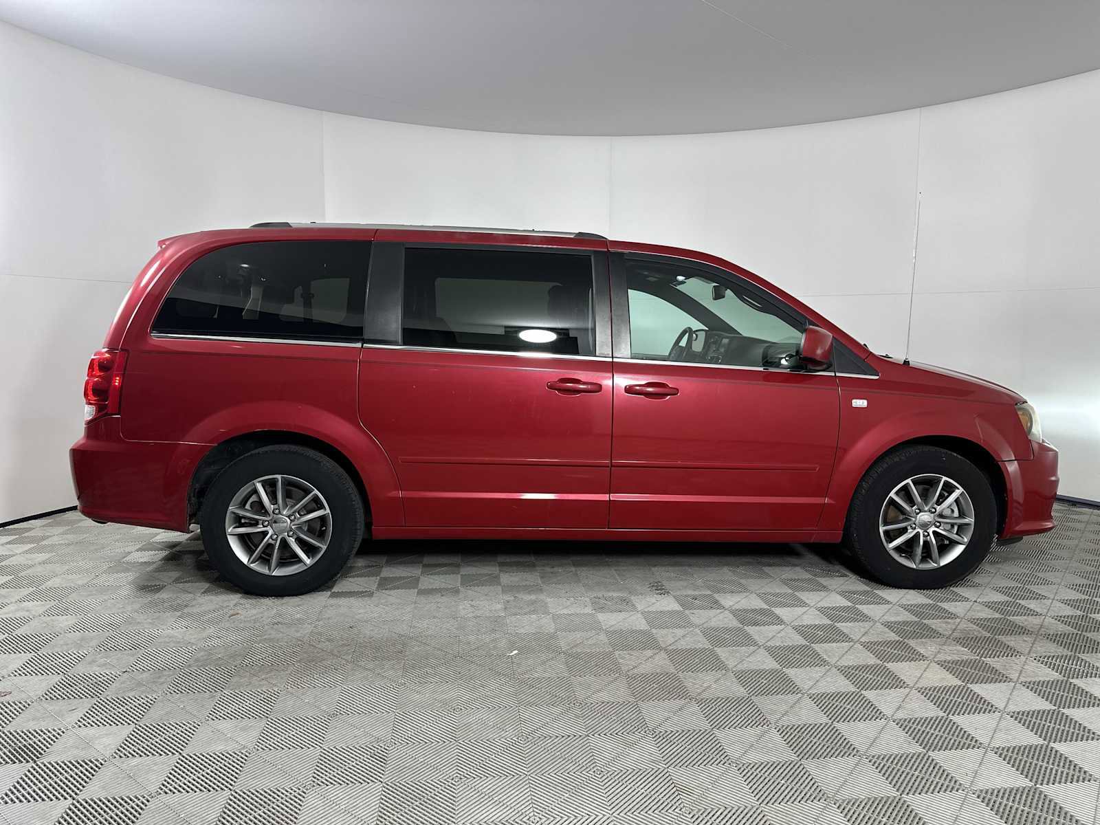 Used 2014 Dodge Grand Caravan SXT FWD image 9