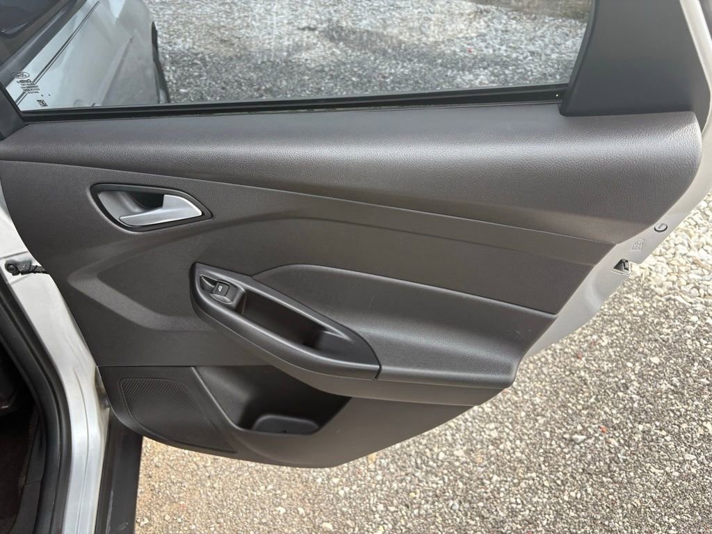 Used 2018 Ford Focus SE w/ SE Appearance Package image 13
