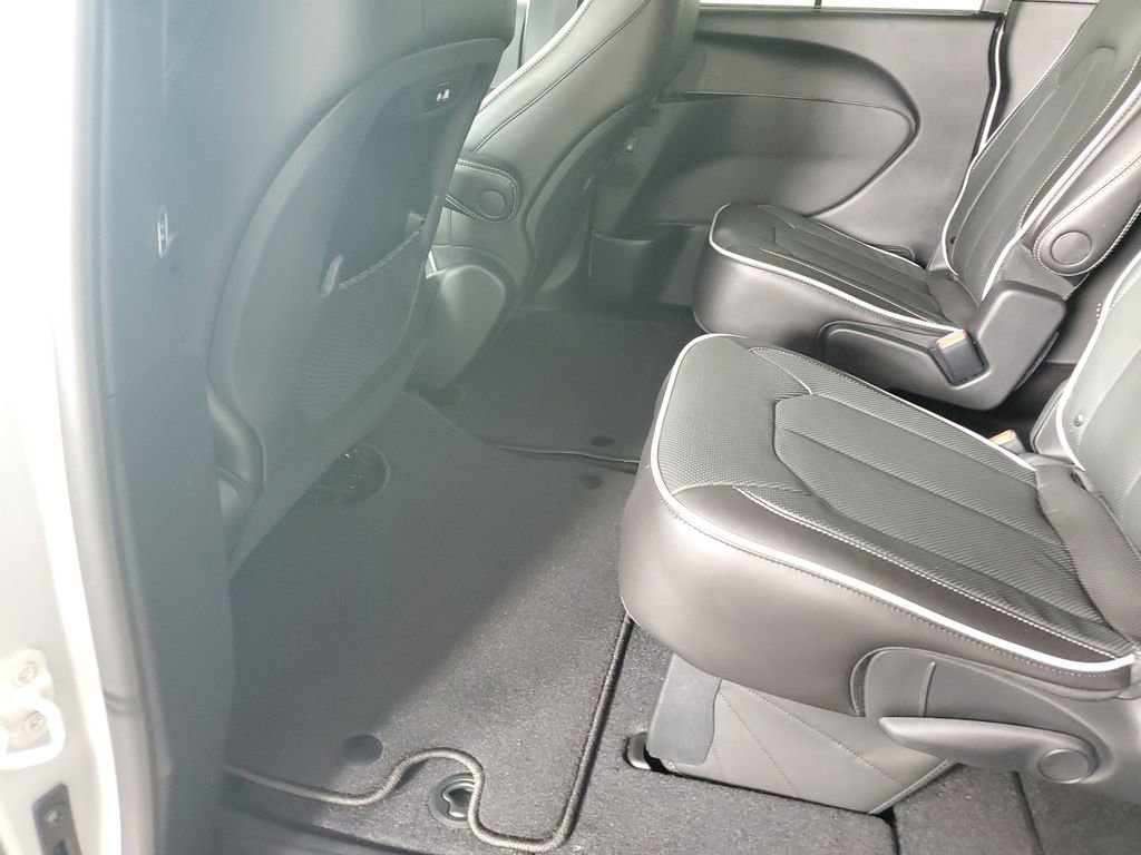 New 2026 Chrysler Pacifica Limited image 13