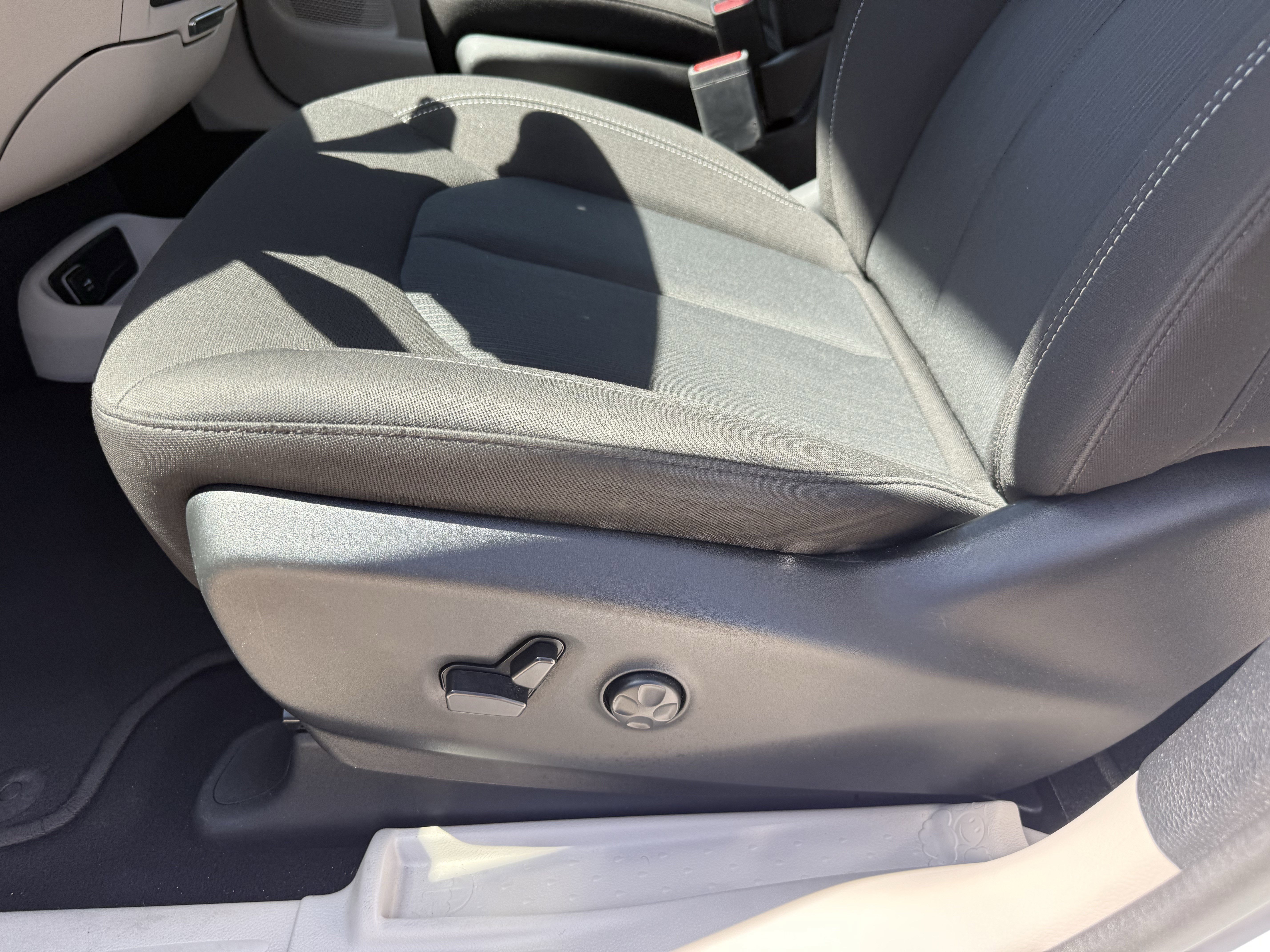 Used 2023 Chrysler Voyager LX image 28