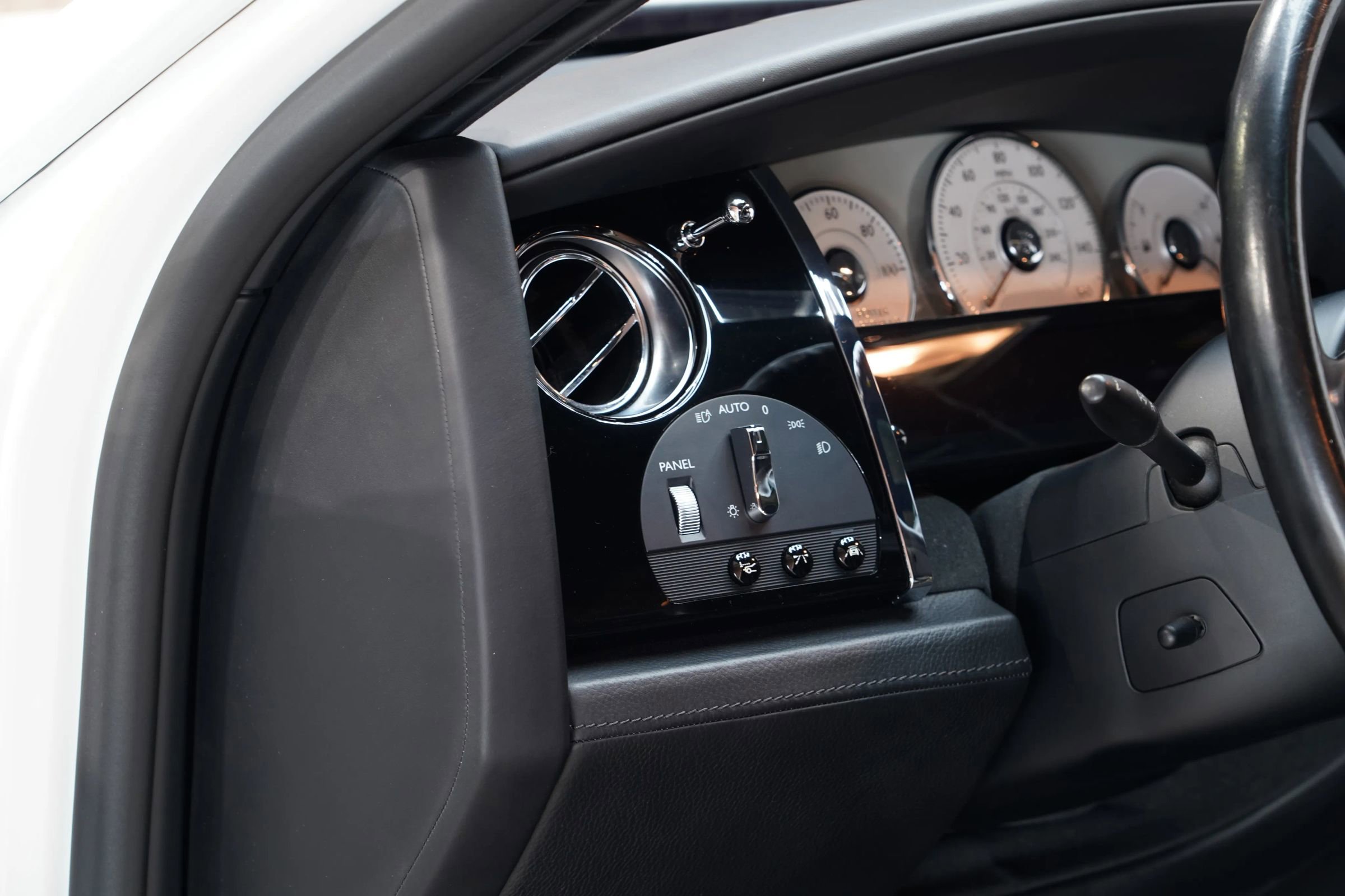 Used 2015 Rolls-Royce Ghost image 39