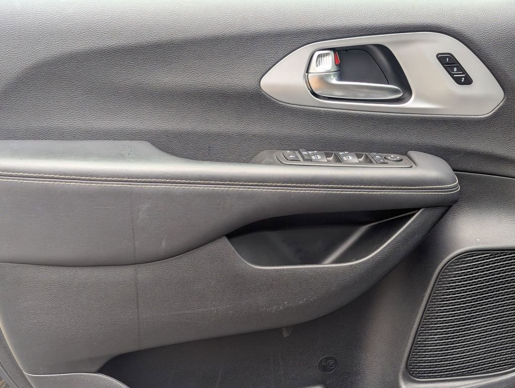 Used 2025 Chrysler Pacifica Limited FWD image 12