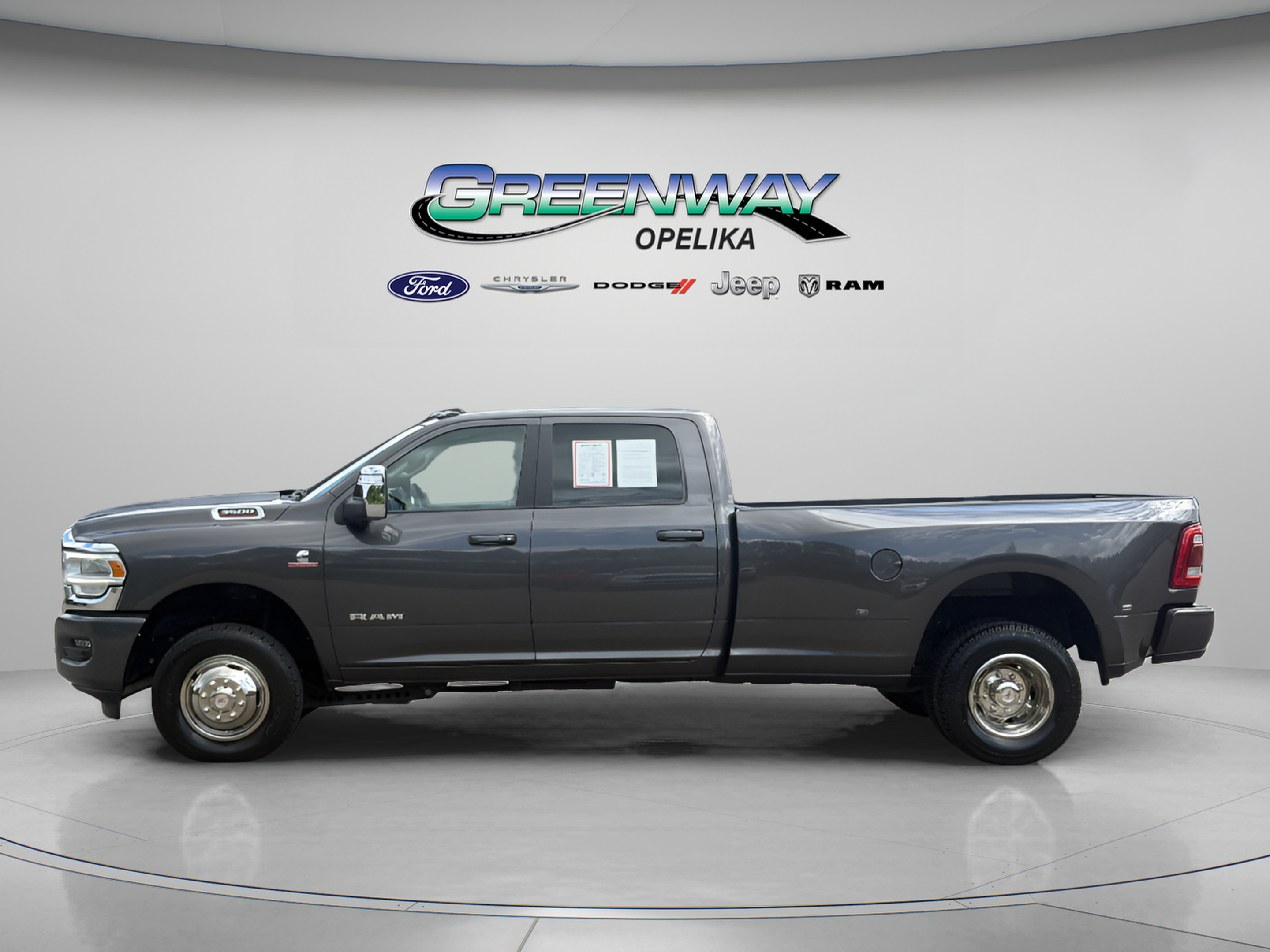 Used 2024 RAM 3500 Laramie AWD/4WD image 4