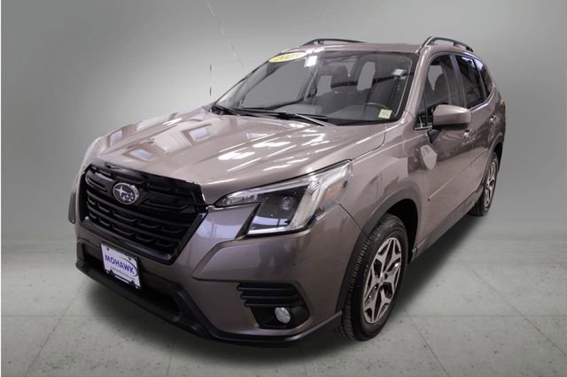 Used 2023 Subaru Forester Premium image 1