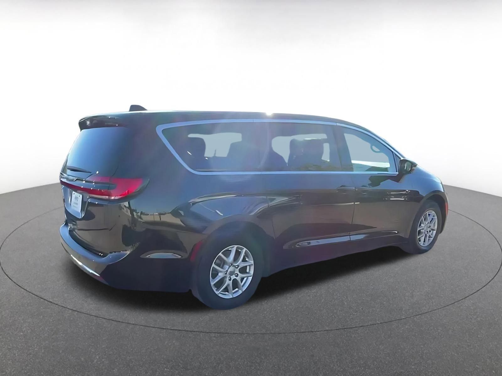 Used 2025 Chrysler Pacifica Select image 15