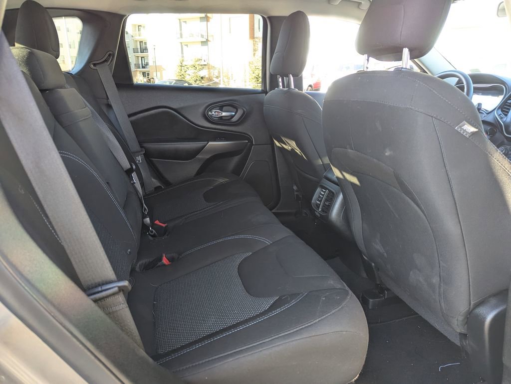 Used 2019 Jeep Cherokee Latitude w/ Popular Appearance Group FWD image 30