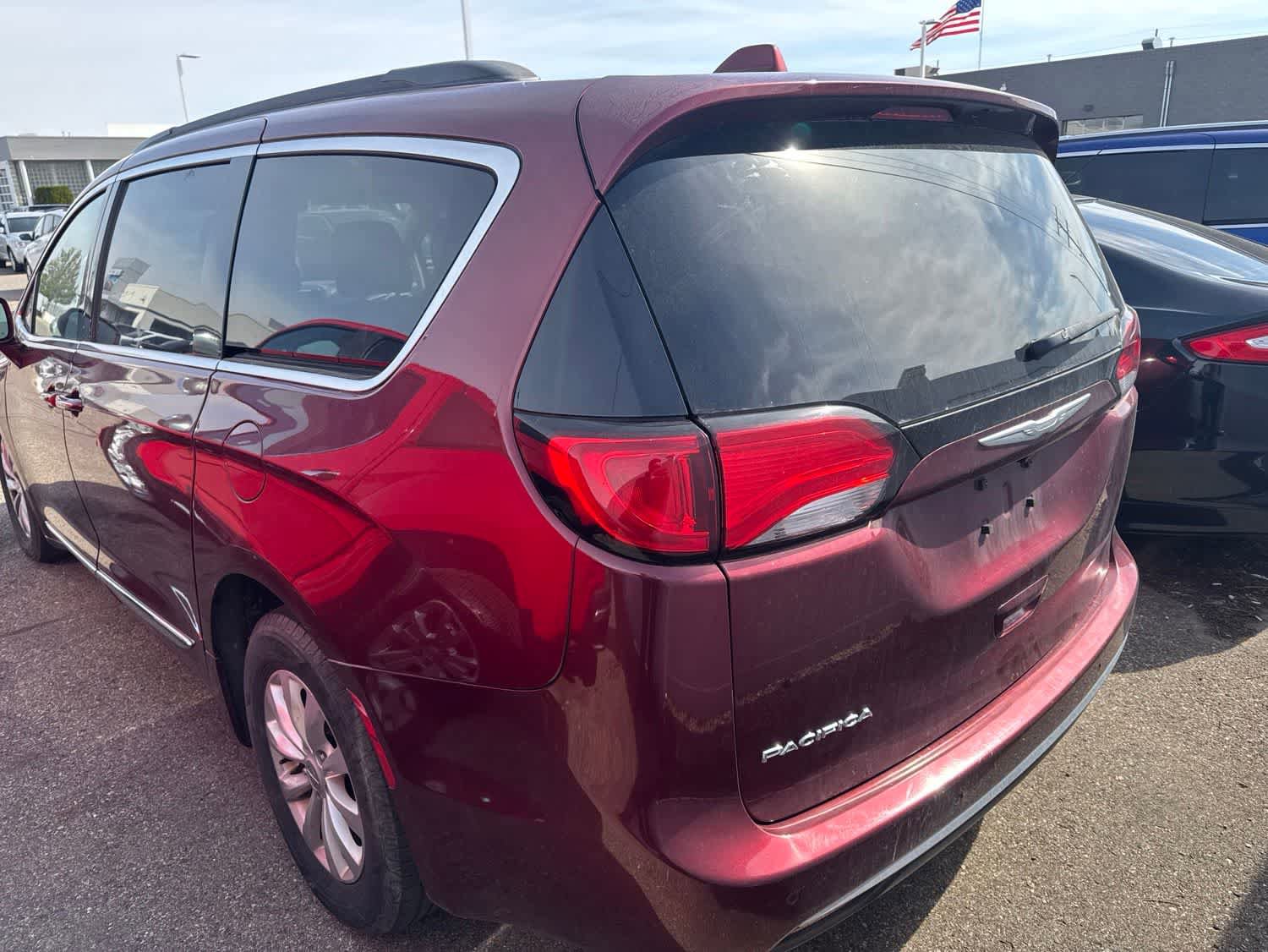 Used 2017 Chrysler Pacifica Touring-L FWD image 12