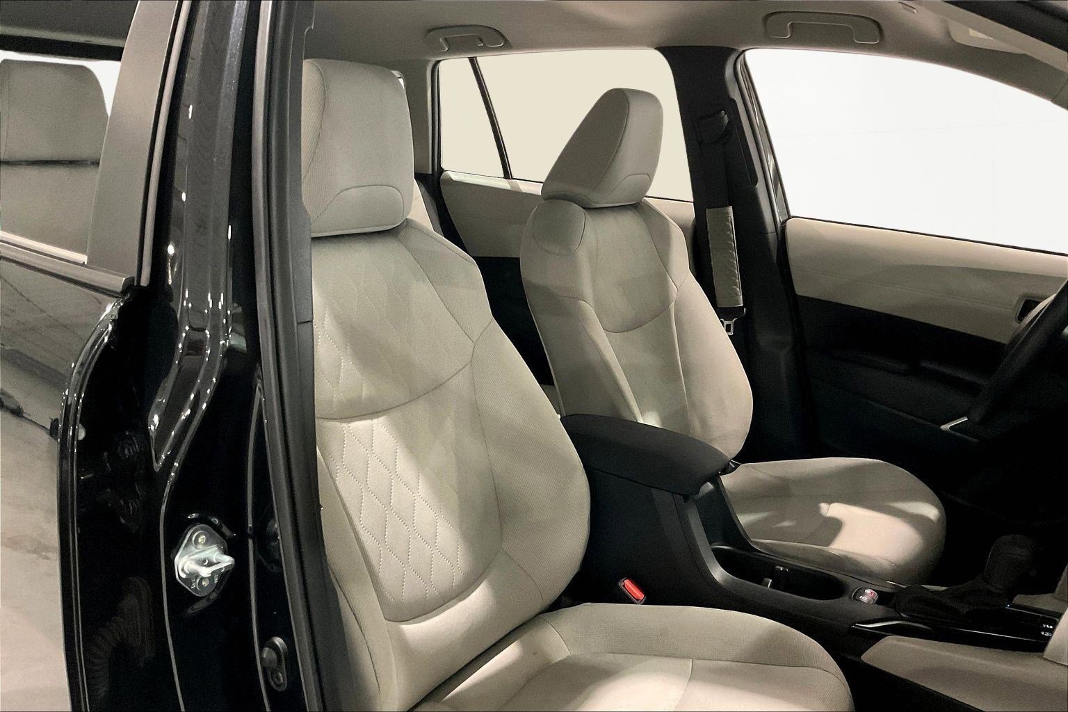 Used 2025 Toyota Corolla Cross L image 29