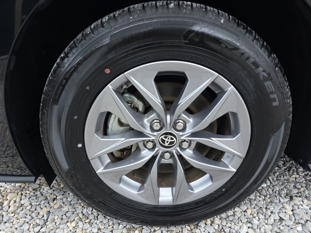 Used 2025 Toyota Sienna XLE AWD/4WD image 10