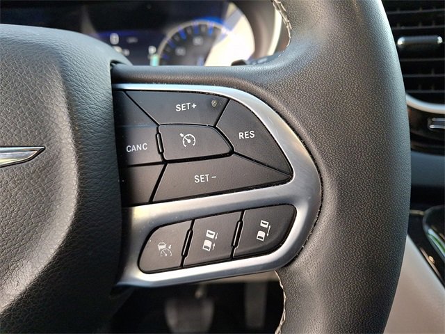 Used 2023 Chrysler Pacifica Touring-L image 22