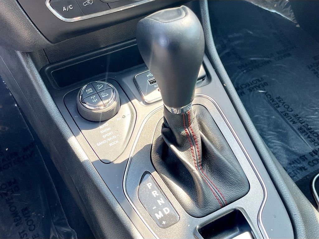 Used 2022 Jeep Cherokee Trailhawk w/ Comfort/Convenience Group image 16