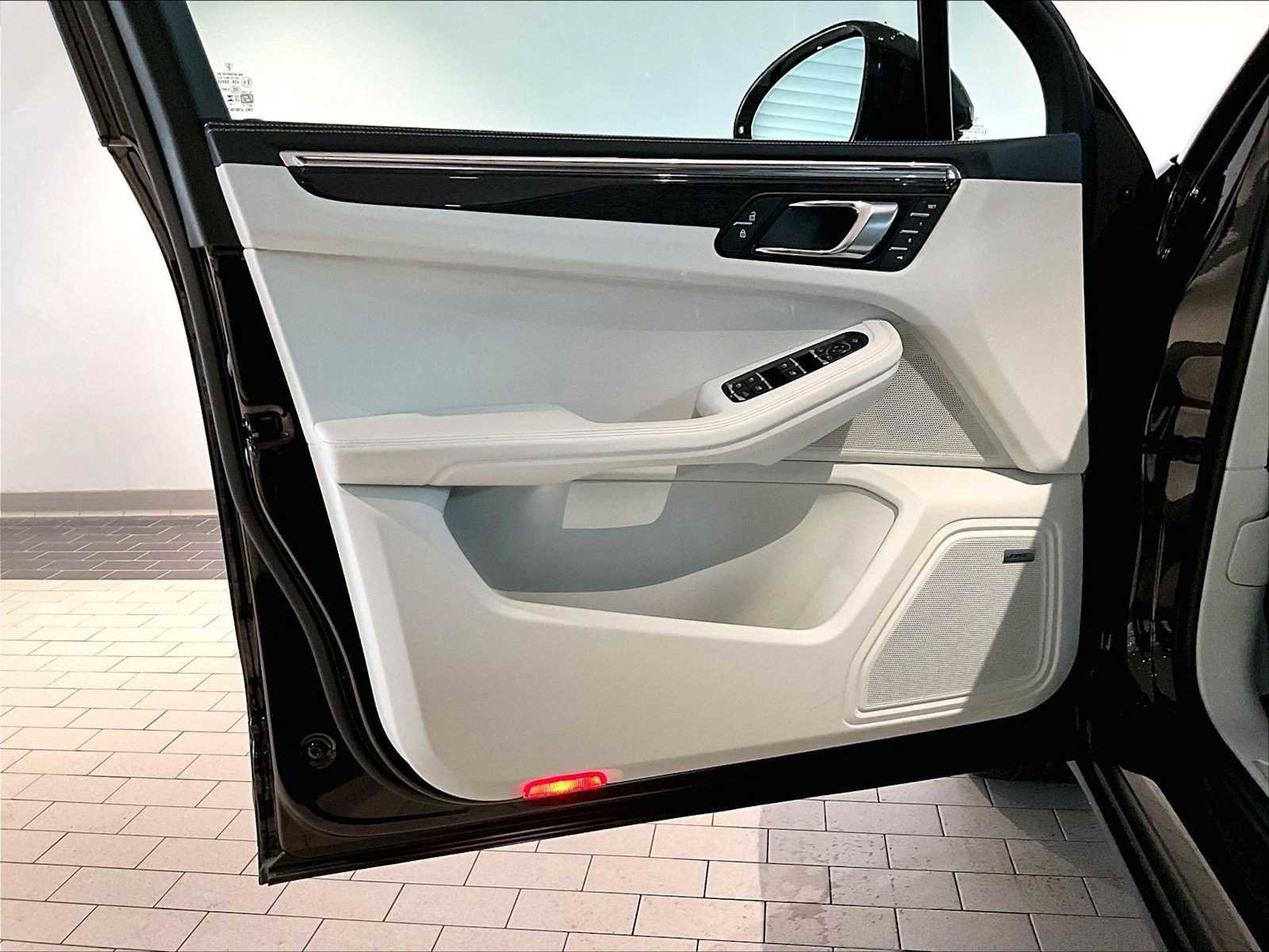 Used 2025 Porsche Macan image 26