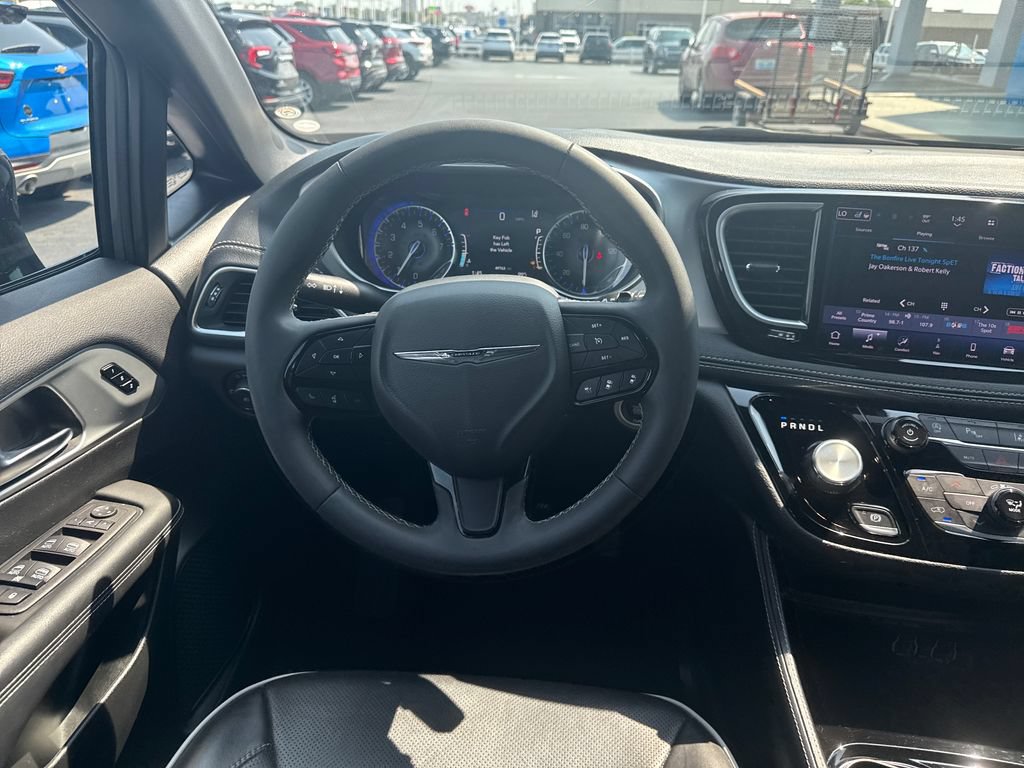 Used 2025 Chrysler Pacifica Limited FWD image 16