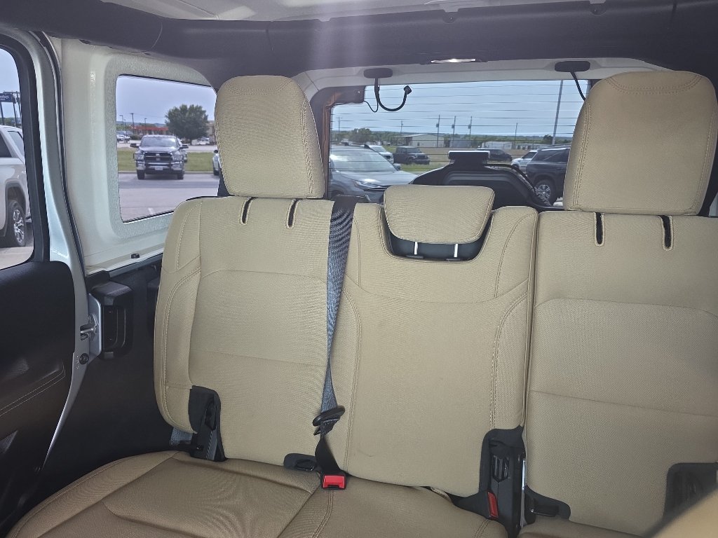 Used 2022 Jeep Wrangler Unlimited Sahara AWD/4WD image 8
