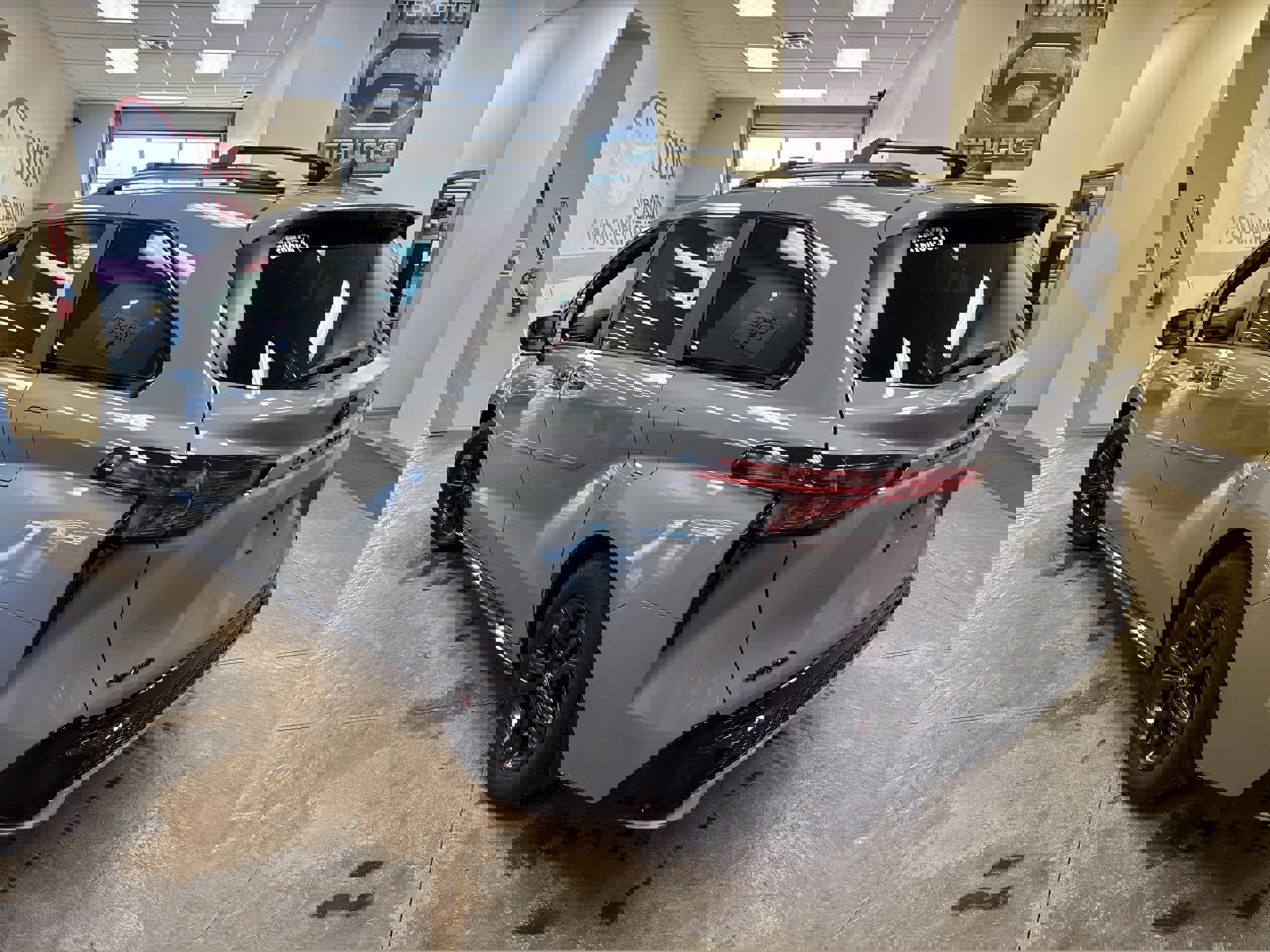 Used 2025 Toyota Sienna XSE w/ XSE Plus Package image 8