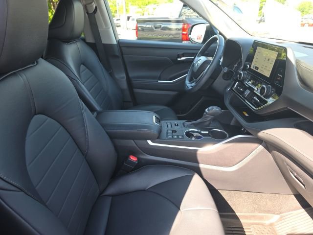 Used 2024 Toyota Highlander XLE AWD/4WD image 10