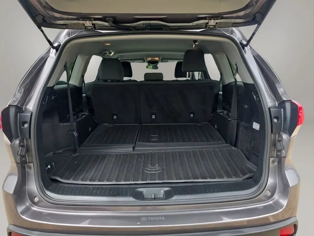 Used 2019 Toyota Highlander LE AWD/4WD image 47
