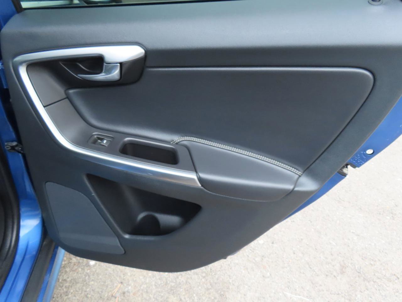 Used 2017 Volvo XC60 T6 R-Design w/ Climate Package image 17