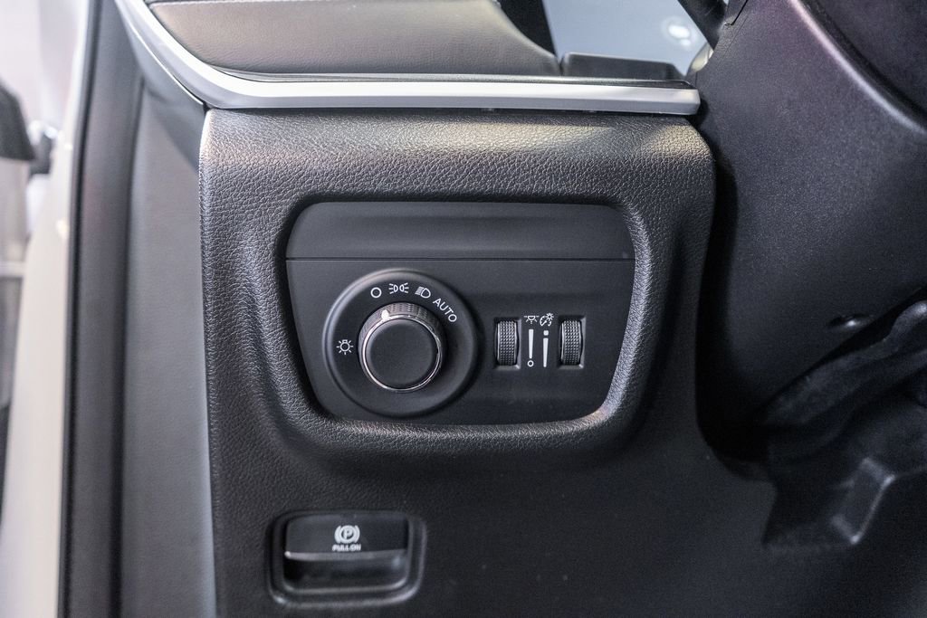 Used 2023 Jeep Grand Cherokee Laredo w/ Luxury Tech Group I image 21