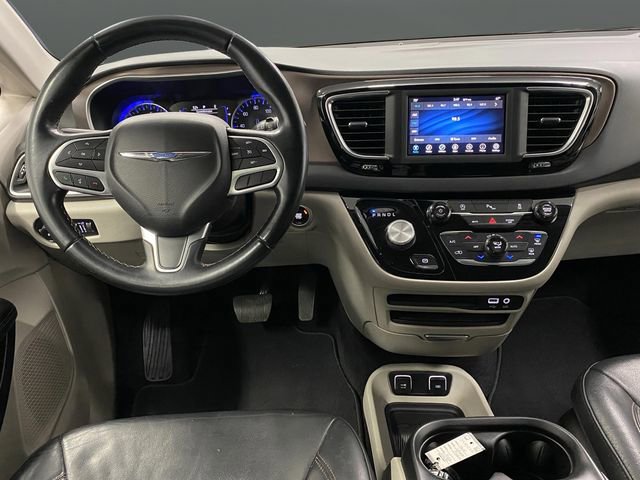 Used 2018 Chrysler Pacifica Touring-L image 5