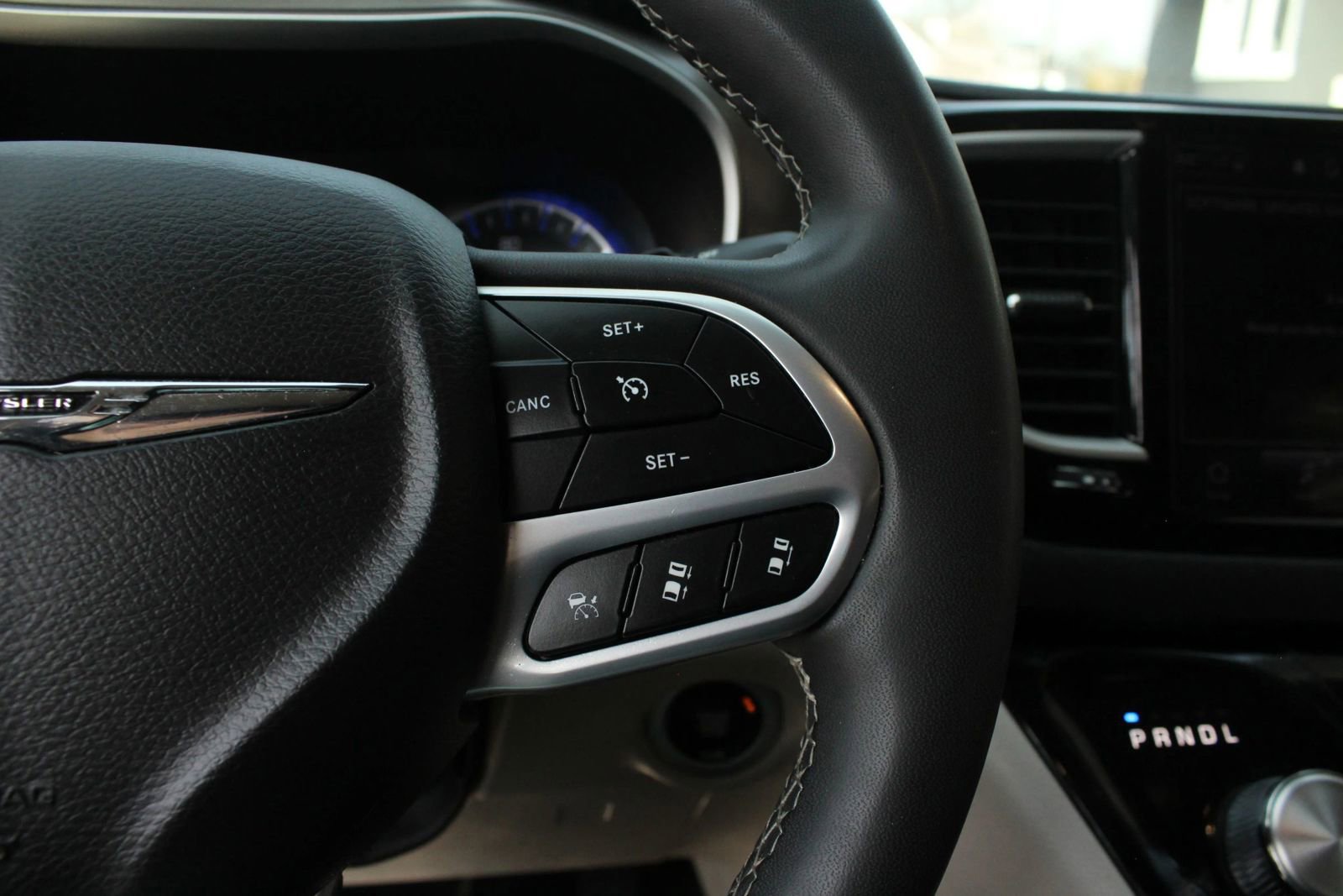Used 2023 Chrysler Pacifica Touring-L FWD image 27