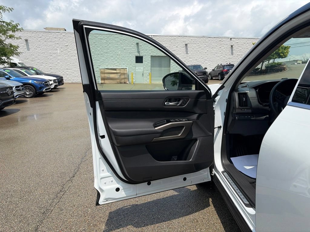 Used 2025 Nissan Pathfinder Platinum AWD/4WD image 10