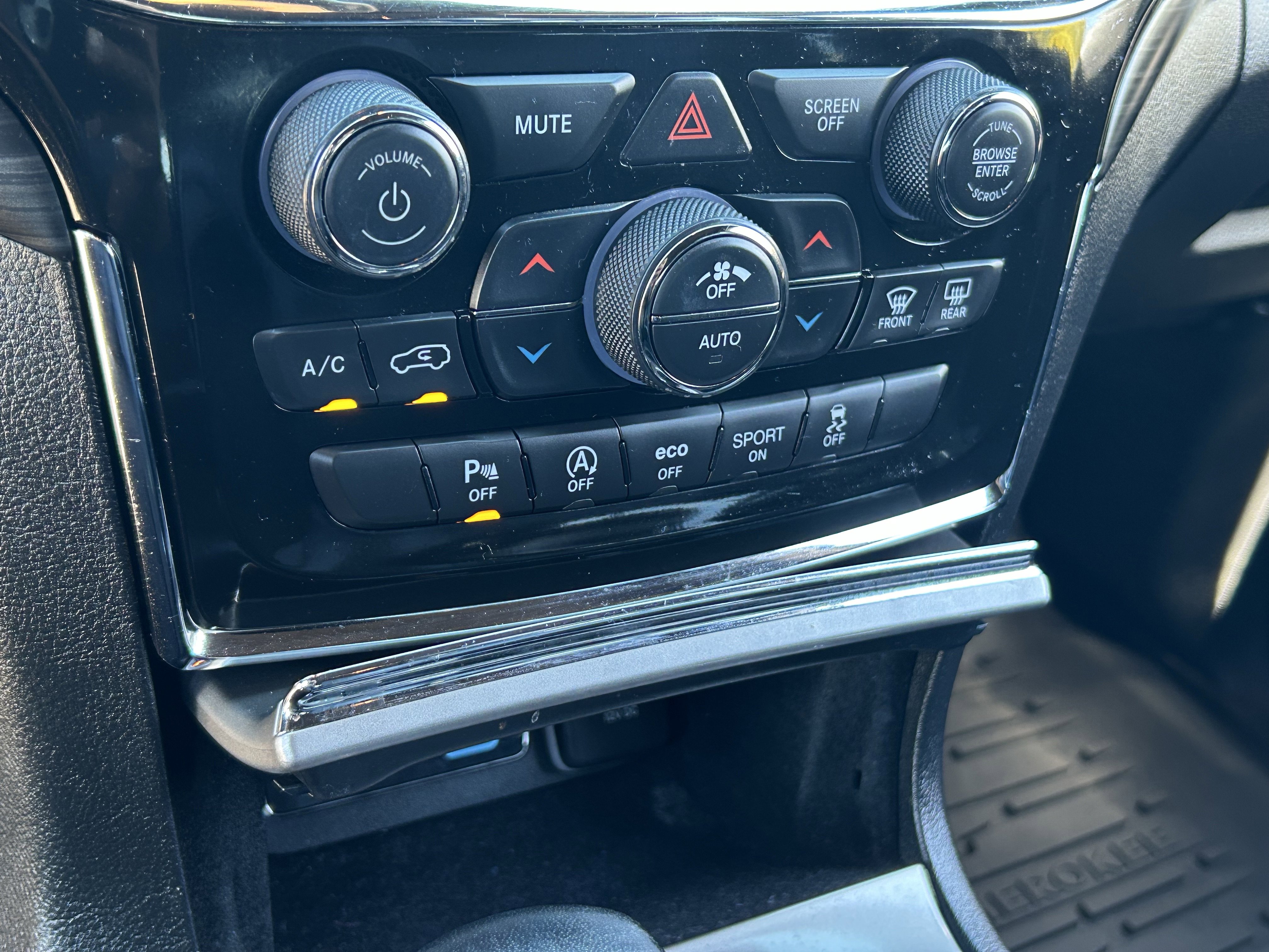 Certified 2021 Jeep Grand Cherokee Laredo X AWD/4WD image 26
