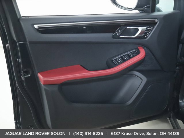 Used 2023 Porsche Macan AWD/4WD image 32
