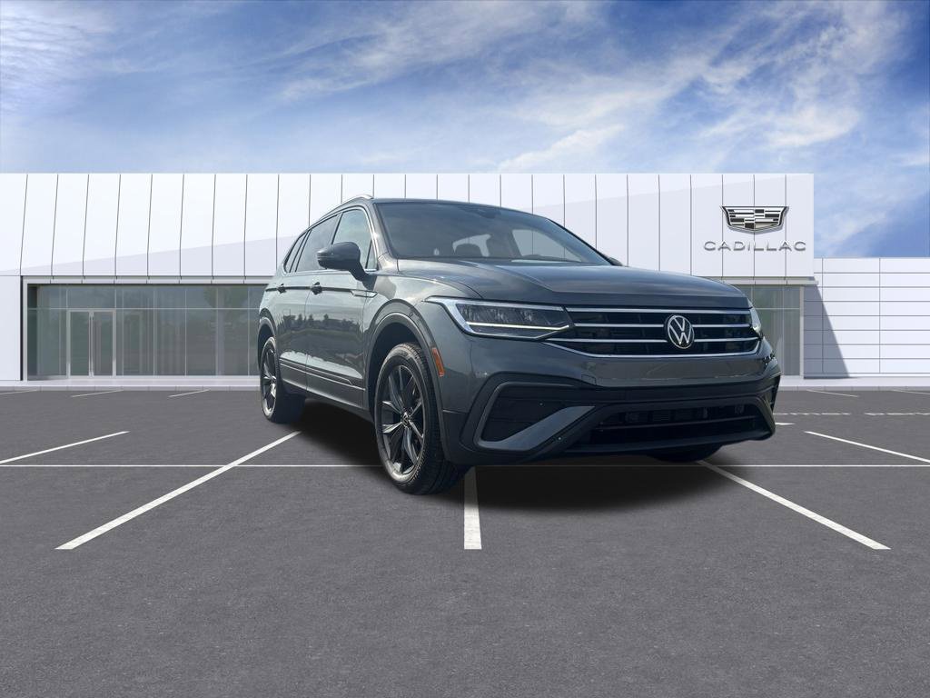 Used 2023 Volkswagen Tiguan SE w/ Panoramic Sunroof Package FWD image 8