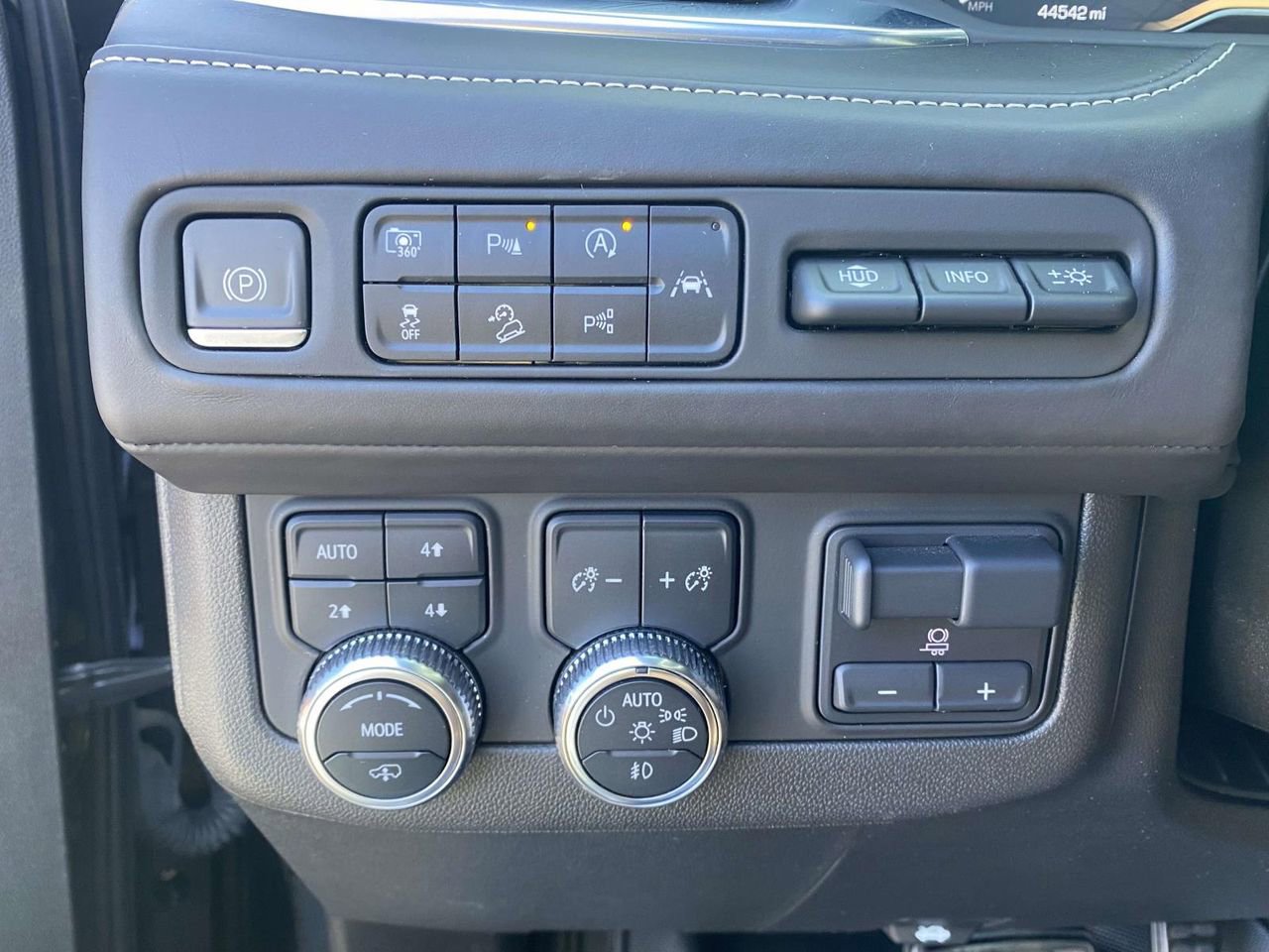 Used 2023 GMC Yukon Denali Ultimate AWD/4WD image 21