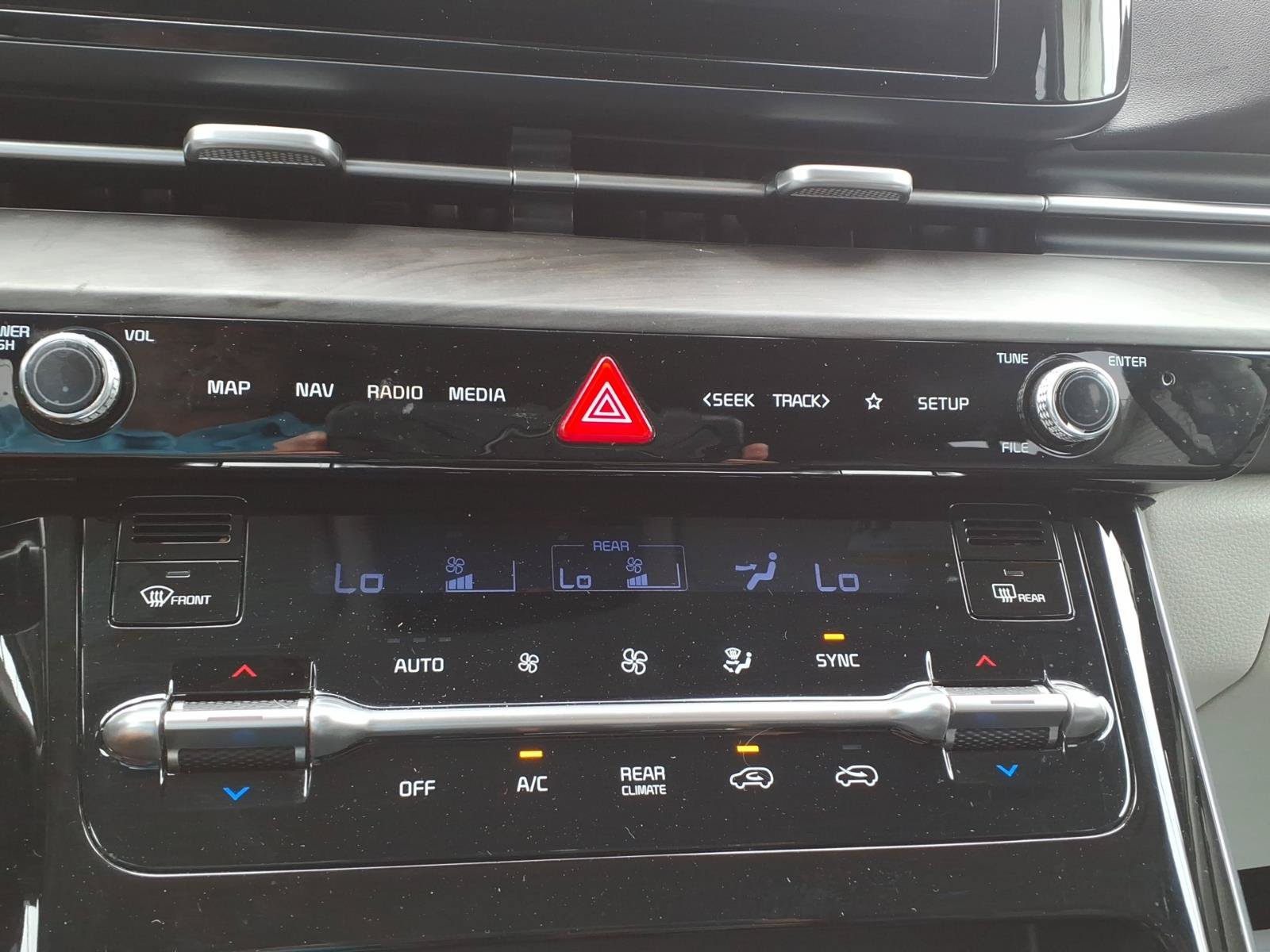 Used 2023 Kia Carnival EX FWD image 23