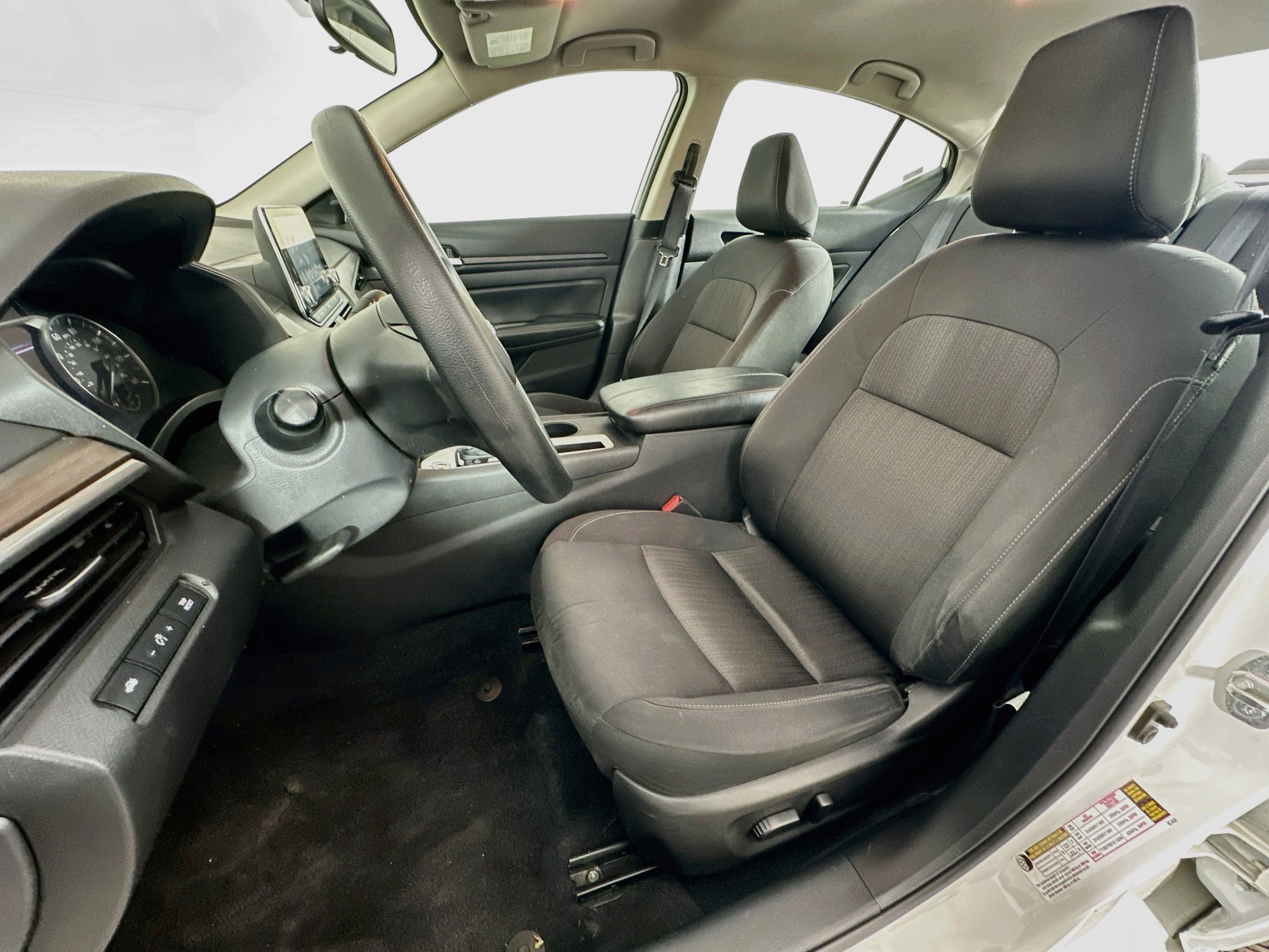 Used 2025 Nissan Altima 2.5 SV FWD image 13