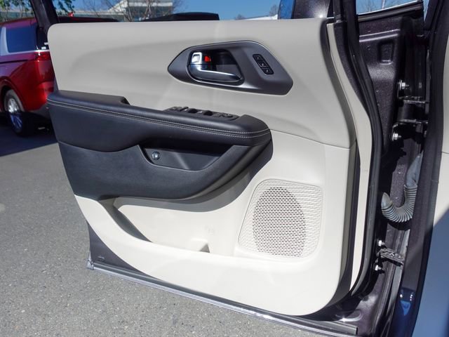 Used 2022 Chrysler Pacifica Touring-L image 22