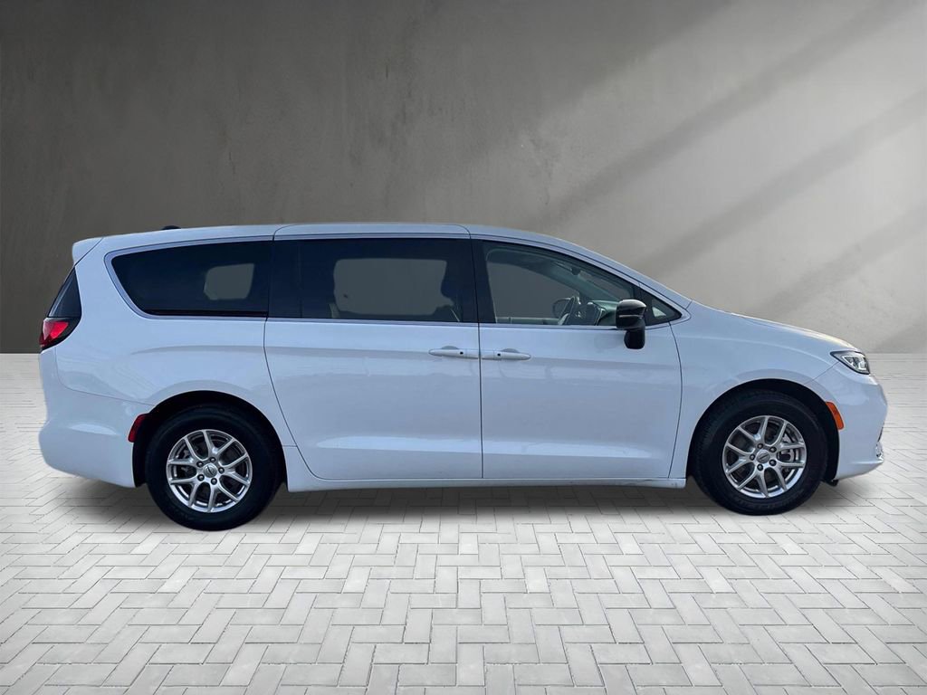 Used 2024 Chrysler Pacifica Touring-L image 6