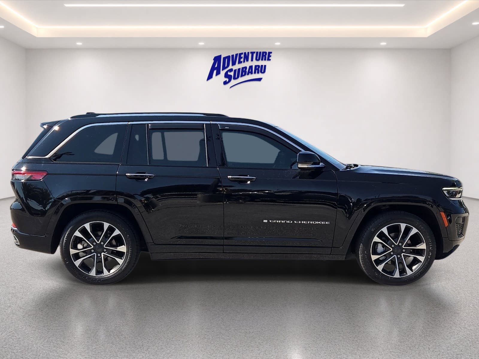 Used 2023 Jeep Grand Cherokee Overland w/ Luxury Tech Group IV AWD/4WD image 7