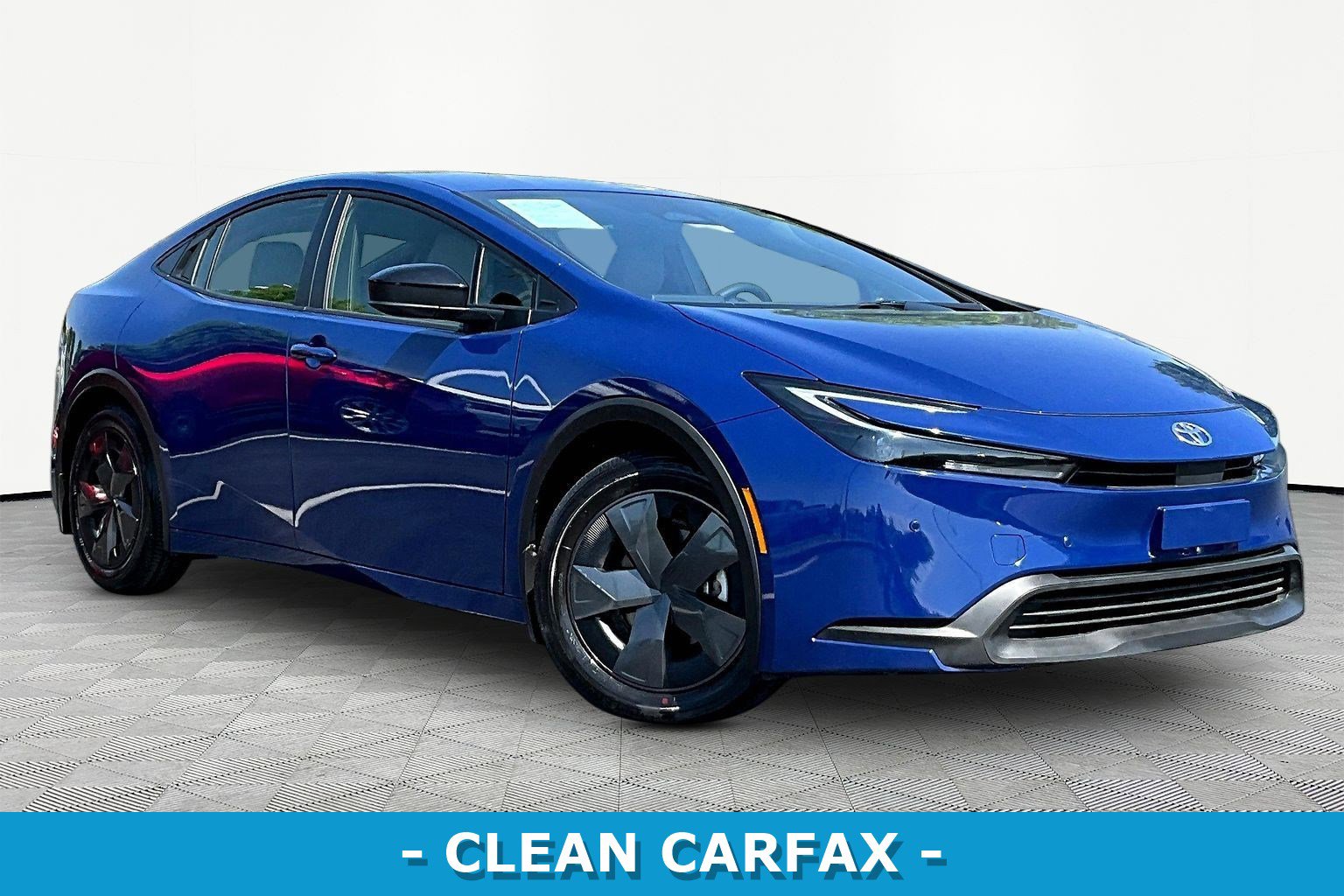 Used 2025 Toyota Prius LE FWD image 3