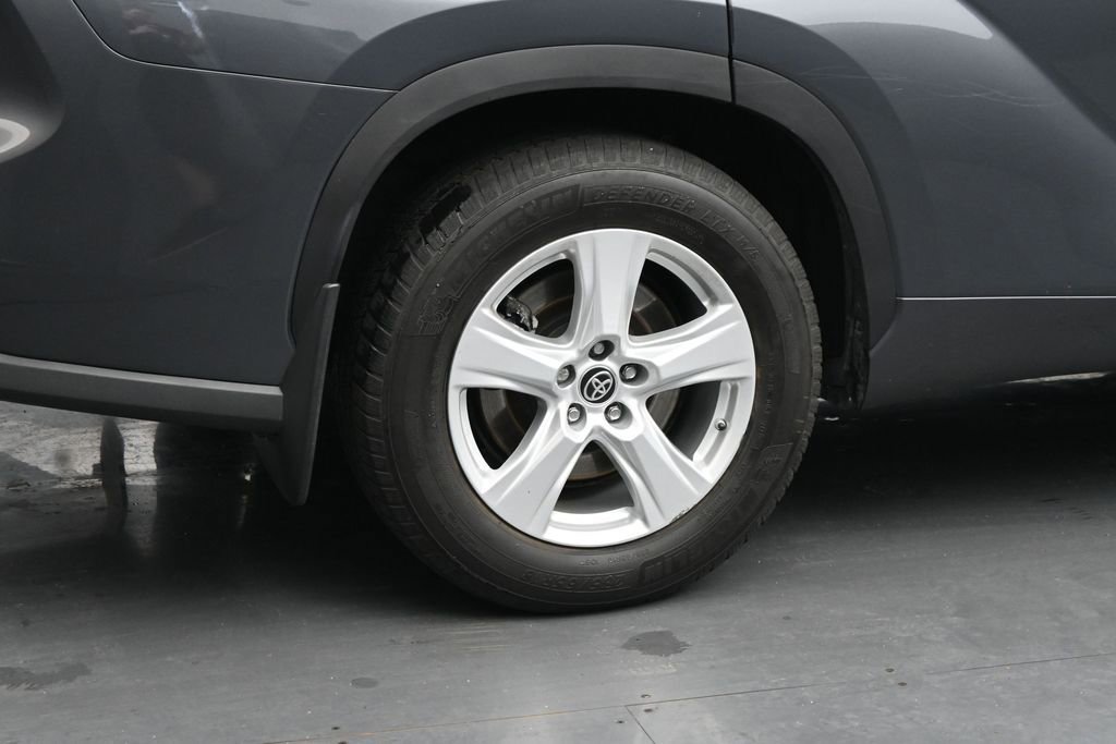 Used 2020 Toyota Highlander LE AWD/4WD image 10