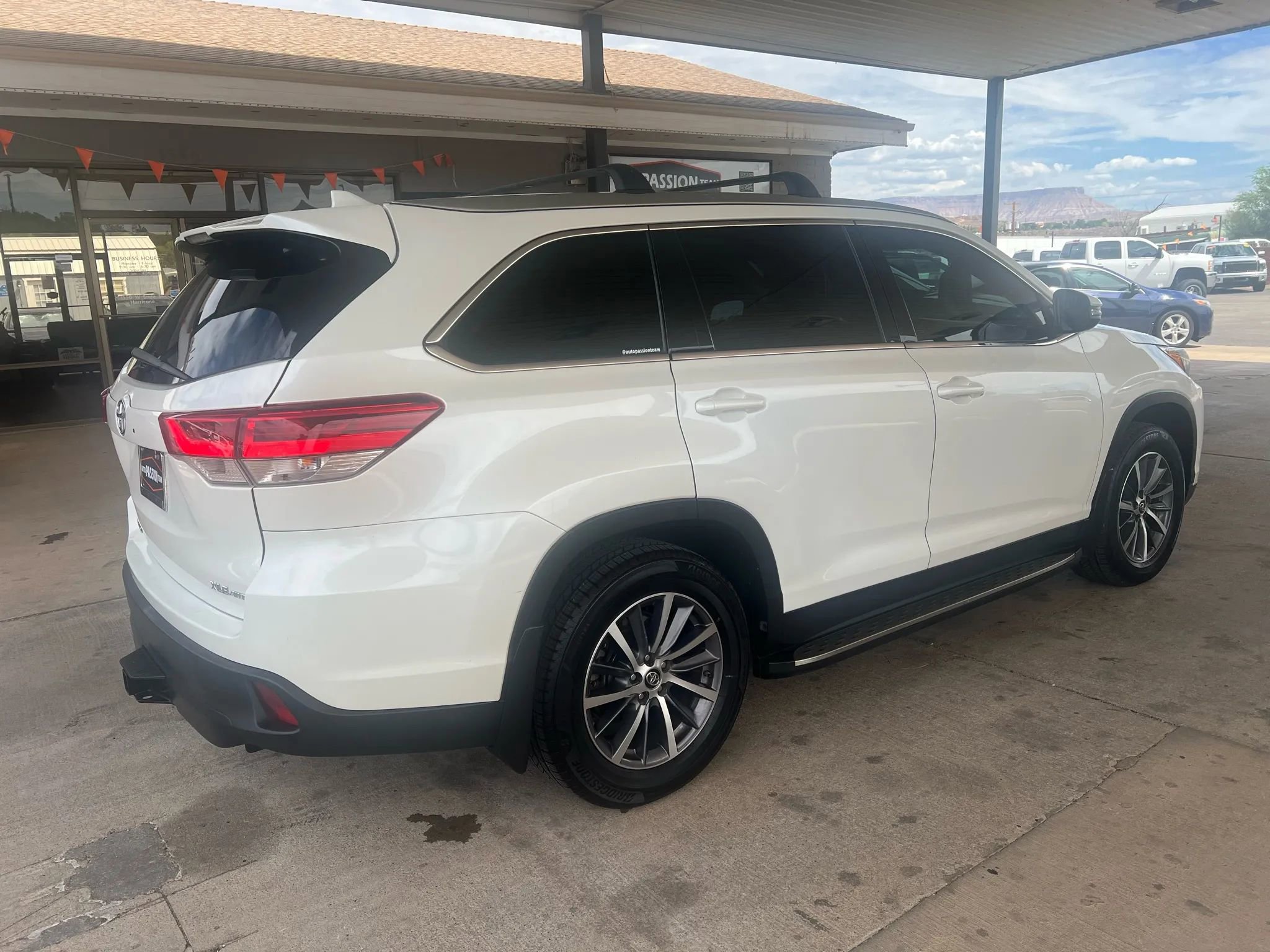 Used 2019 Toyota Highlander SE image 5