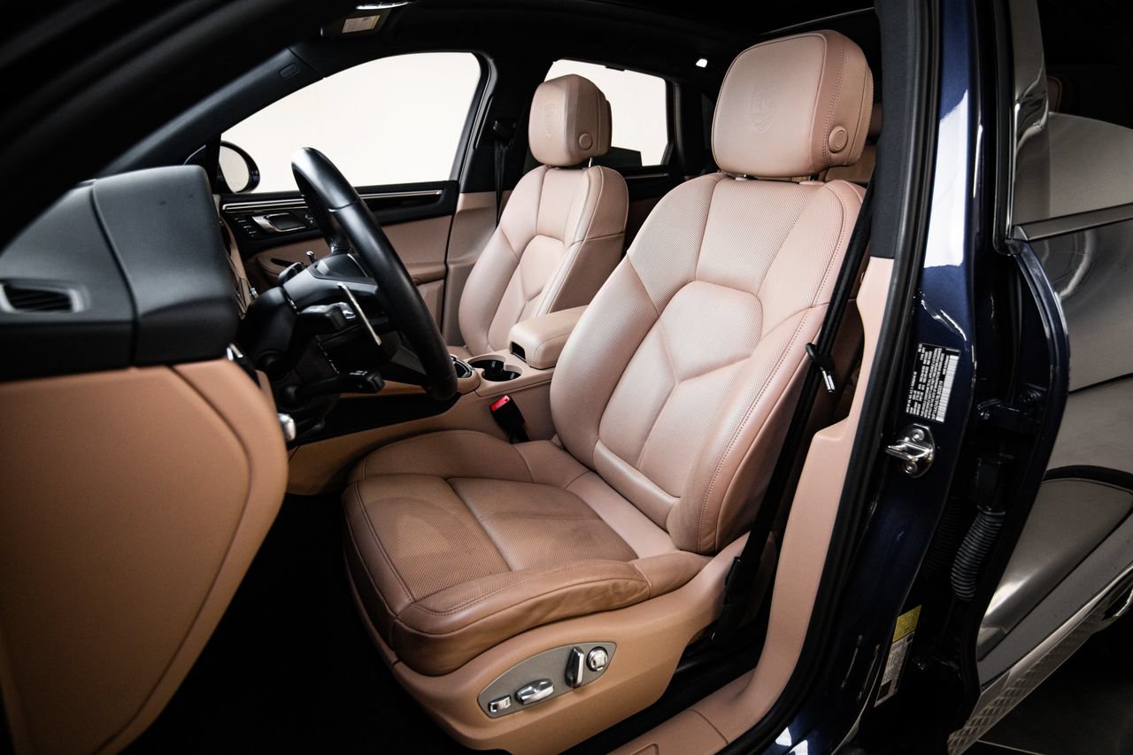 Certified 2024 Porsche Macan AWD/4WD image 5