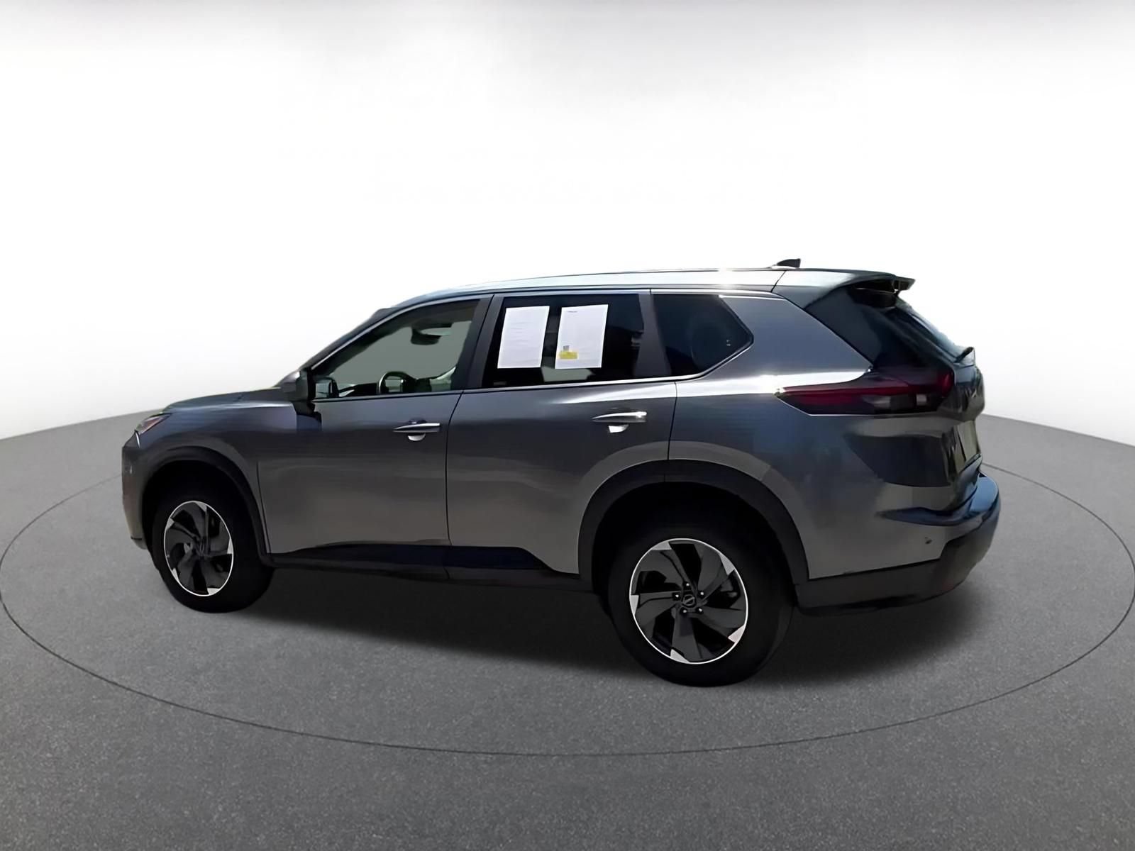 Used 2025 Nissan Rogue SV FWD image 9