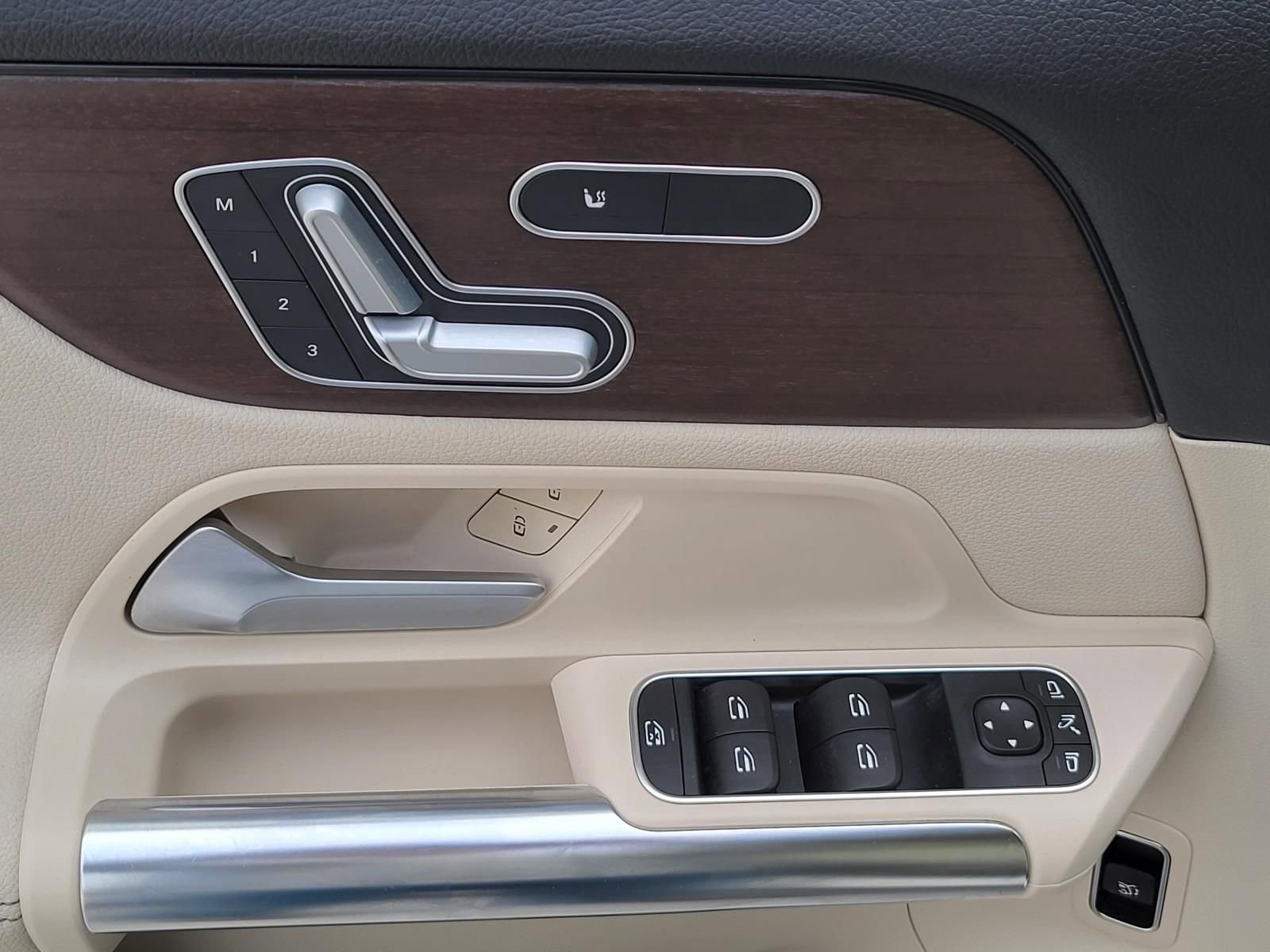 Used 2022 Mercedes-Benz GLA 250 4MATIC w/ Premium Package image 14