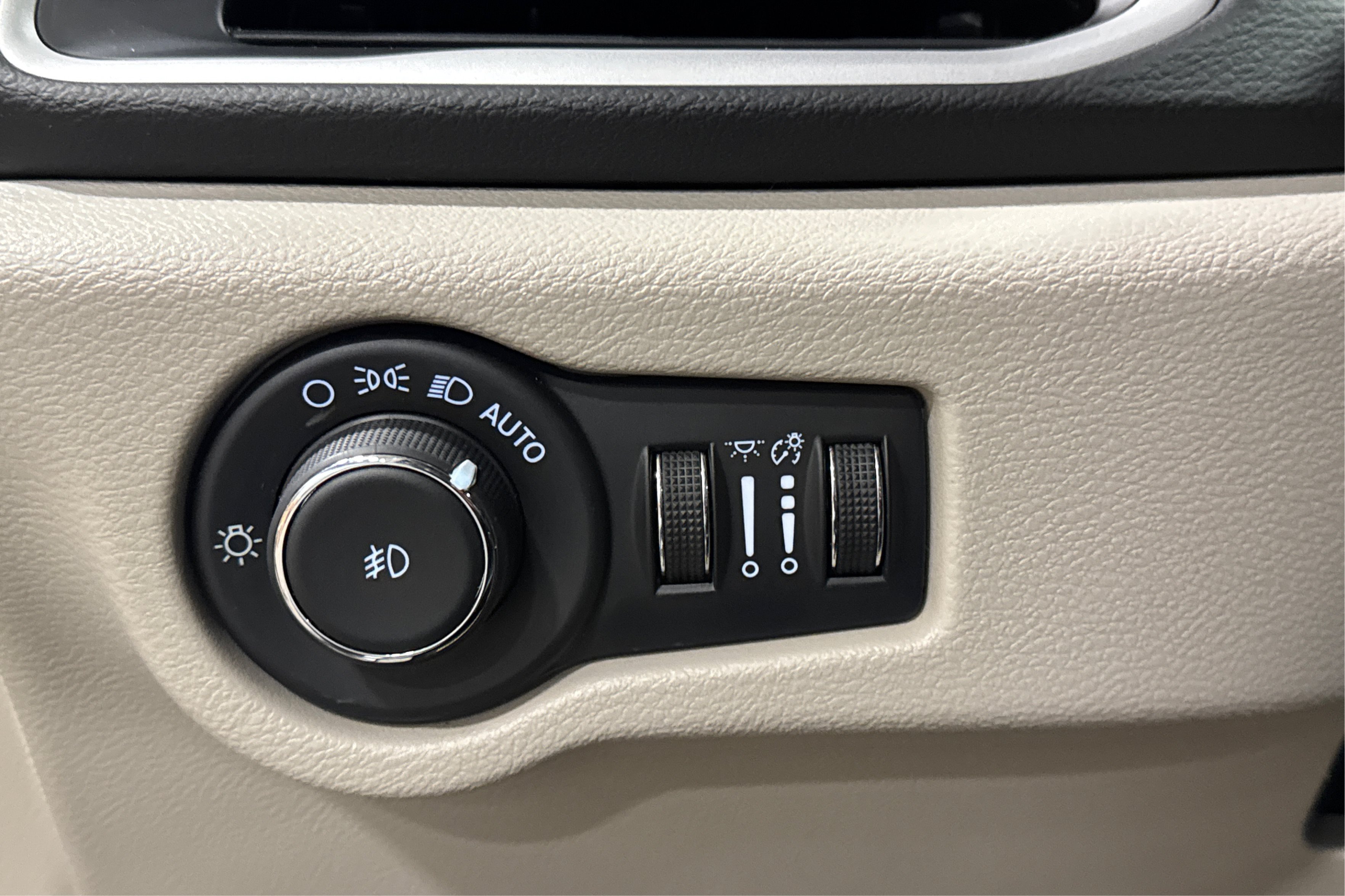 Used 2024 Chrysler Pacifica Touring-L FWD image 21