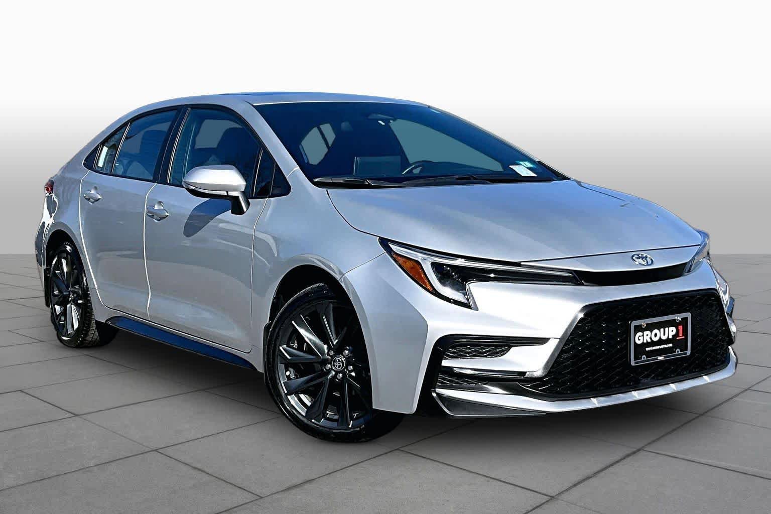 Used 2025 Toyota Corolla SE w/ SE Premium Package FWD image 3