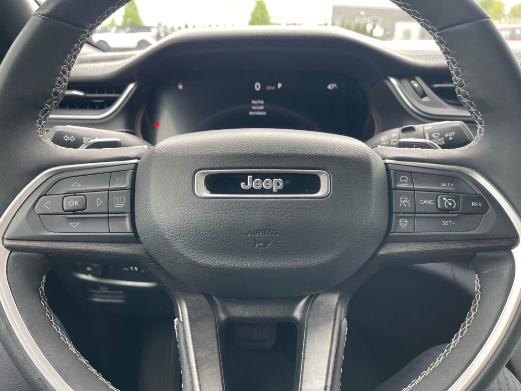 Used 2024 Jeep Grand Cherokee Limited w/ Black Appearance Package AWD/4WD image 17