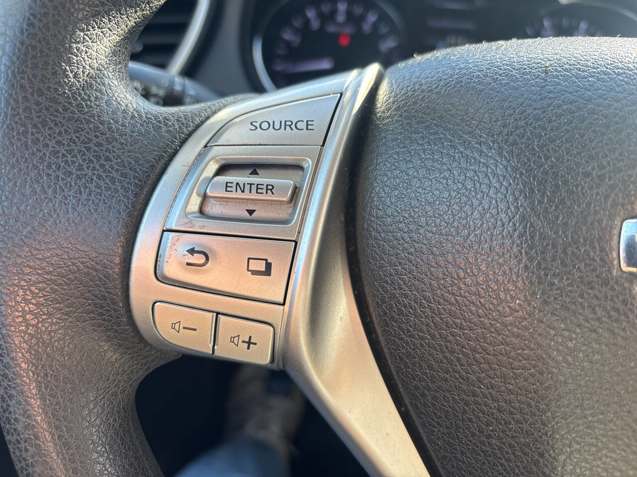 Used 2015 Nissan Rogue SV w/ SV Moonroof Package image 33